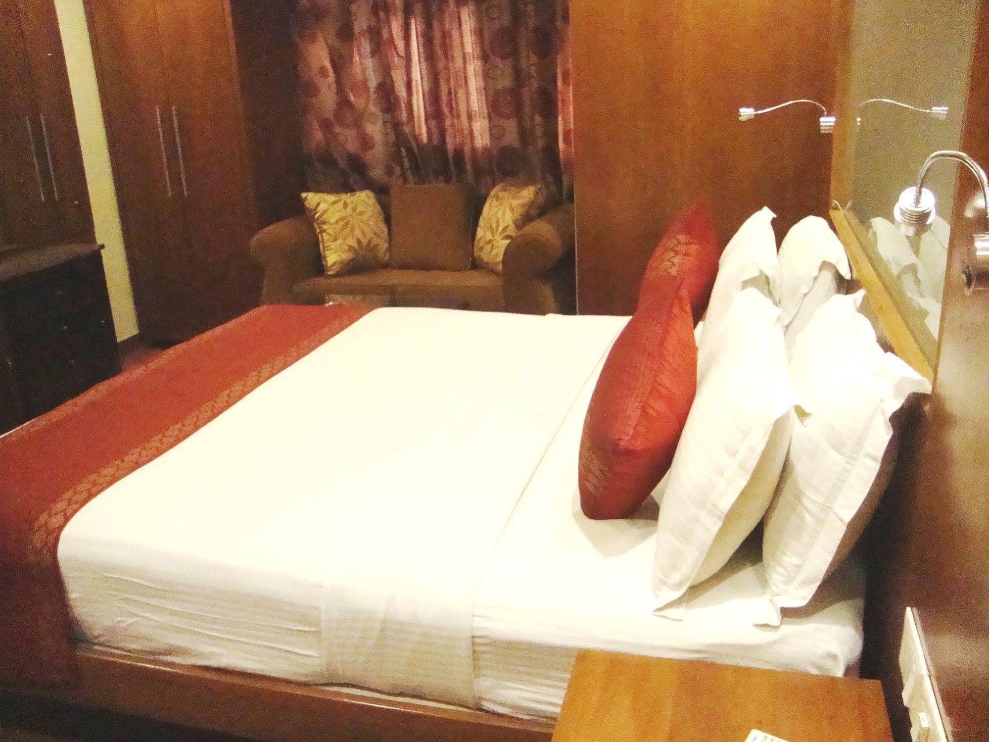 Hotel Emarald, Új-Delhi Kültér fotó