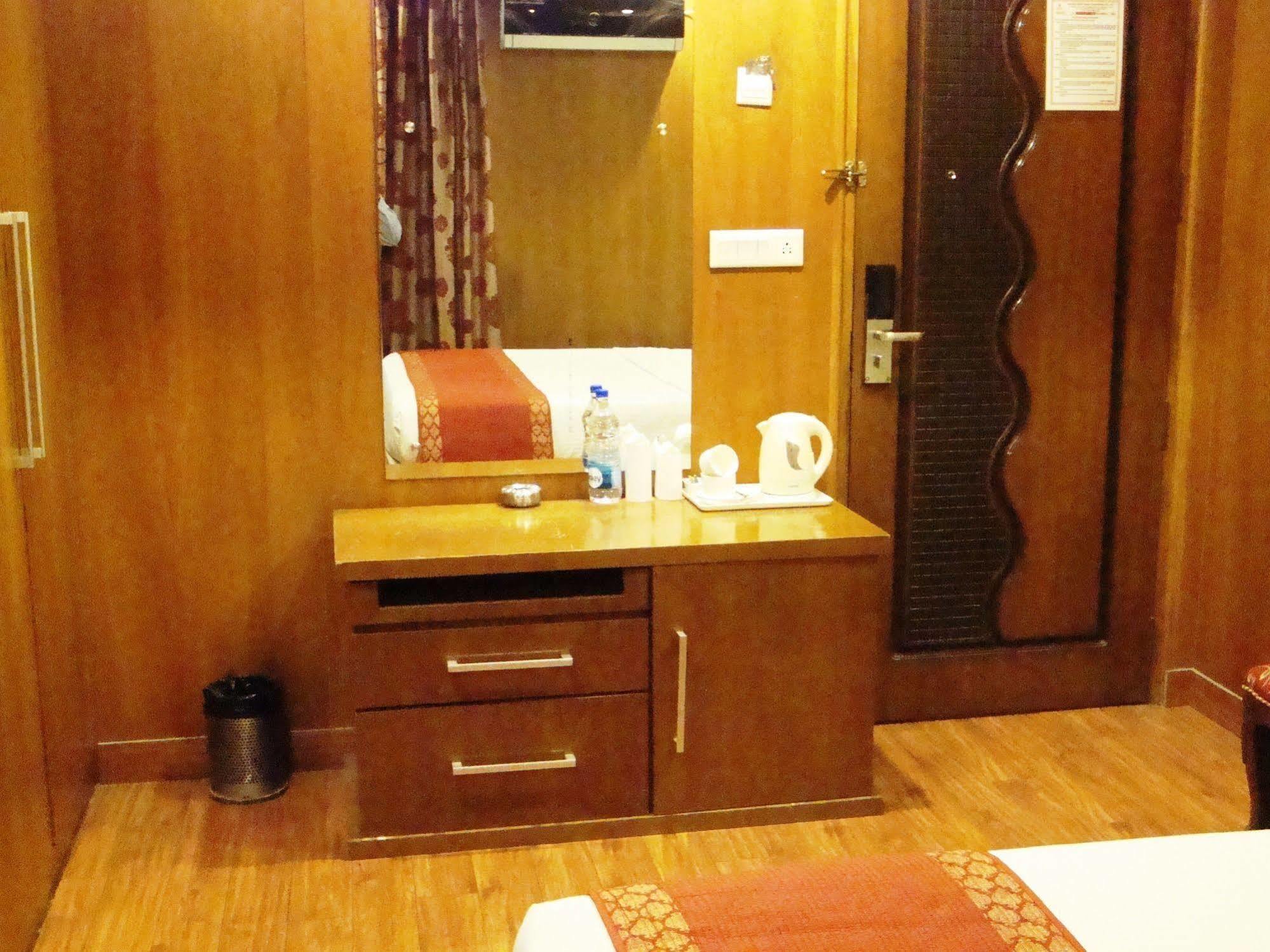 Hotel Emarald, Új-Delhi Kültér fotó