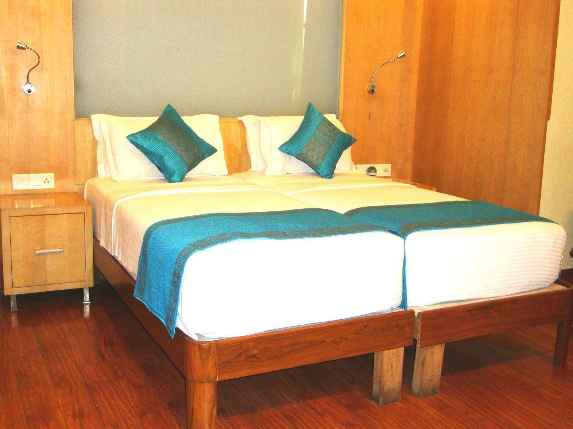 Hotel Emarald, Új-Delhi Kültér fotó