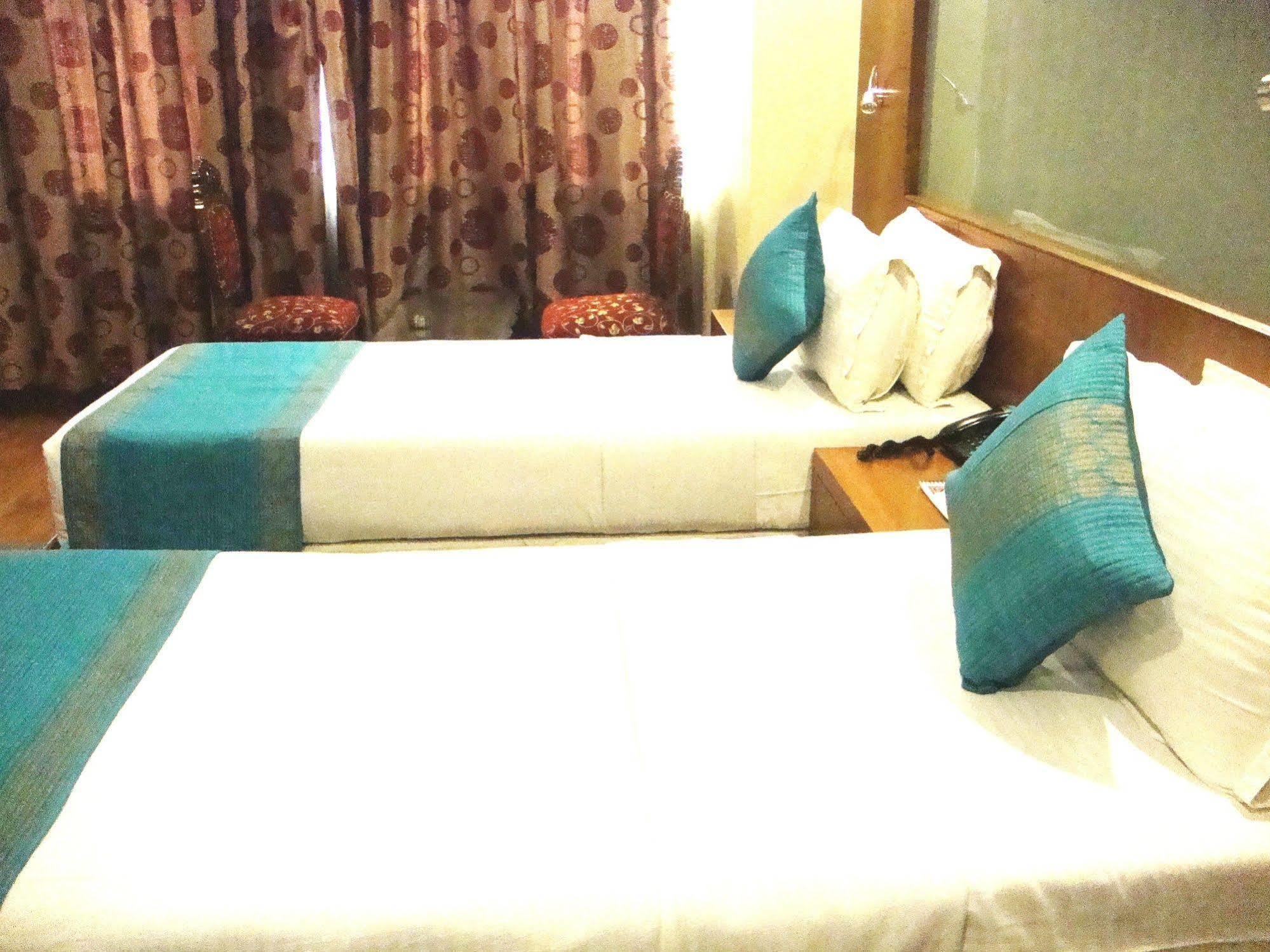 Hotel Emarald, Új-Delhi Kültér fotó